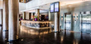 lobby van een hotel met mooie velichting dit is voor de Vacature nachtreceptionist