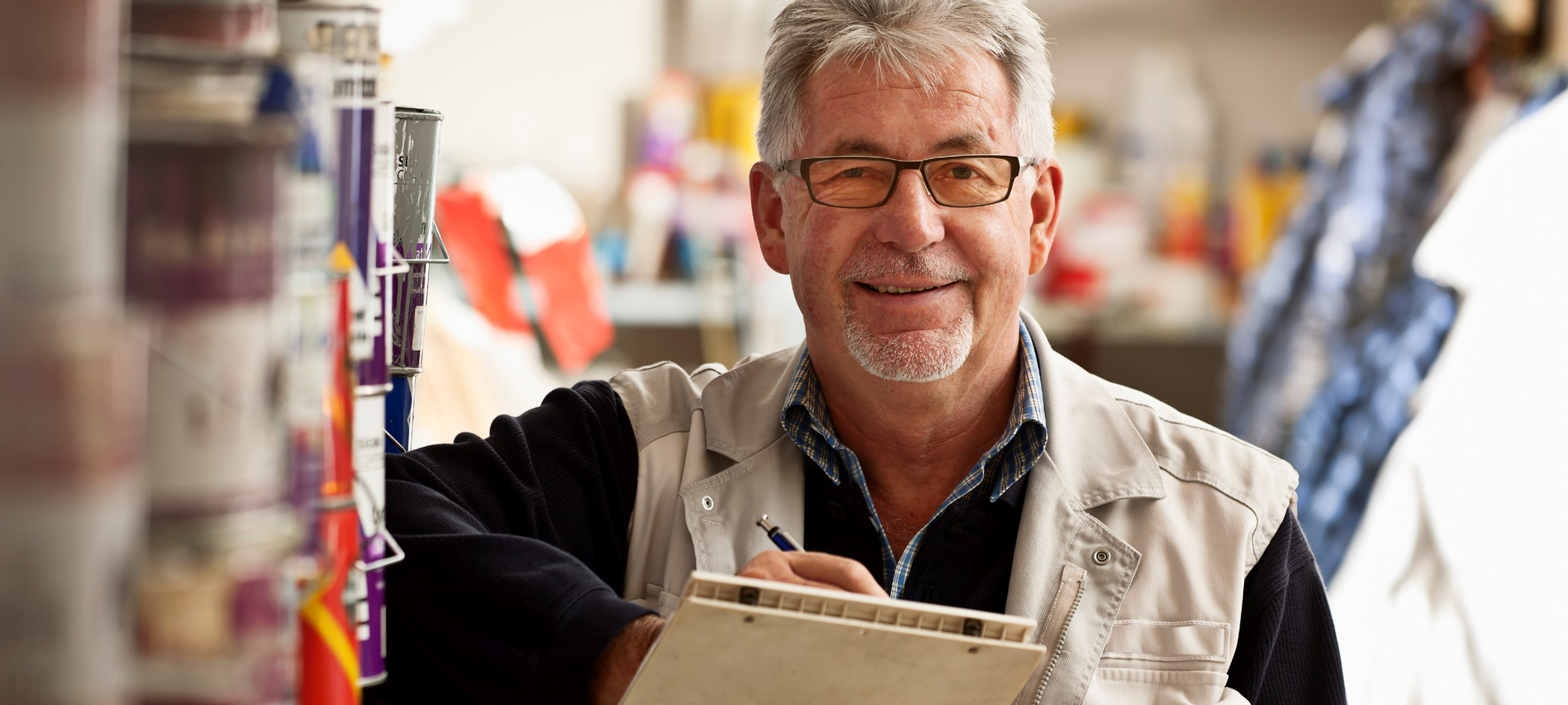 oudere man met een clipboard in zijn handen 65-plusser interessant voor werkgevers