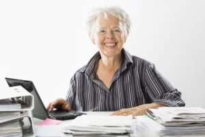 secretaresse aan het werk voor Veluwe65plus uitzendbureau en Werk voor 65-plussers