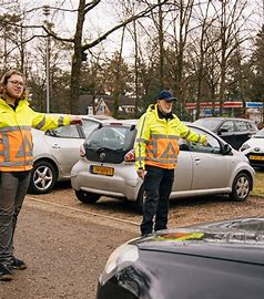 2 mannen zij hier werzaam als Parkeerbeheer Apeldoorn